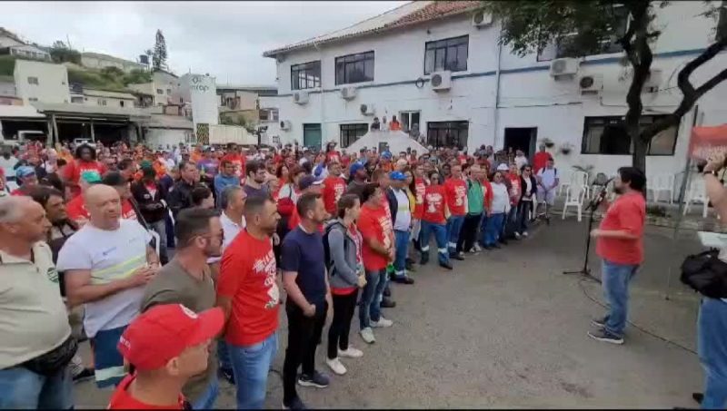 Manifestantes reunidos em greve 