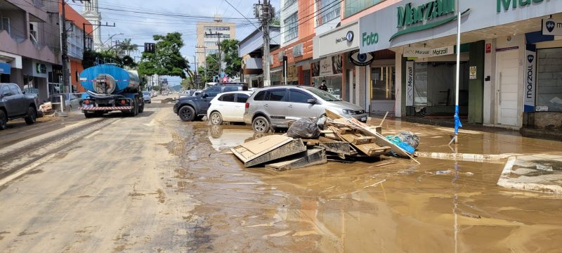 Foto de uma rua do Rio do Sul após a enchente baixar