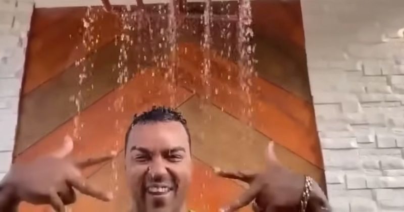 Al&eacute;m de construir o chuveiro, pedreiro testa produto – Foto: Reprodu&ccedil;&atilde;o/YouTube/ND