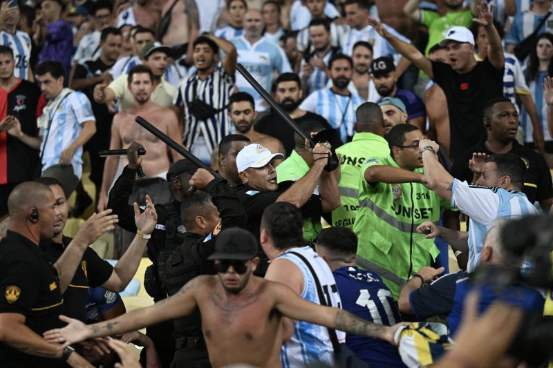 Torcedores de Brasil e Argentina brigam no Maracanã