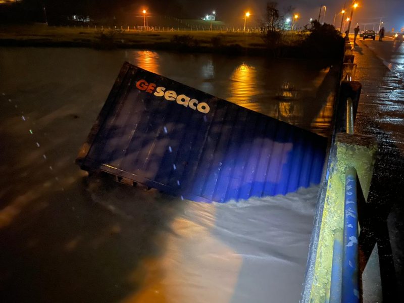 Contêiner está à deriva em rio de Brusque pode chegar a Itajaí e danificar sistema de água; Imagem mostra contêiner à deriva em Brusque