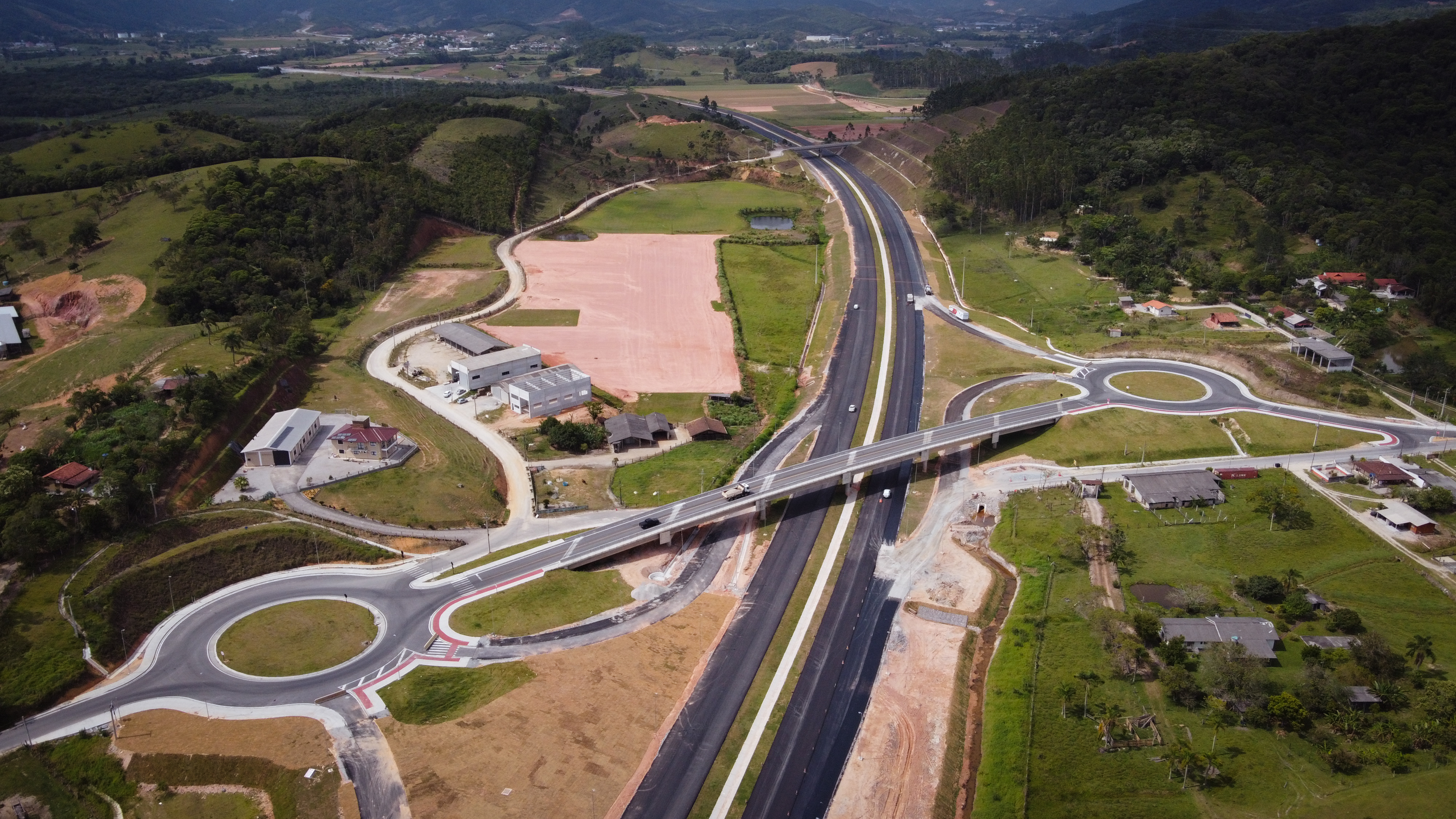 Na imagem aparece as pistas de rolamento do Contorno Viário da Grande Florianópolis.