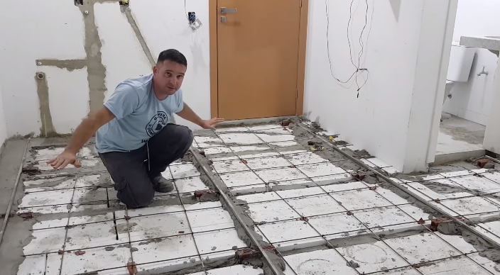 Pedreiro ensina passo a passo para colocar isopor no contrapiso – Foto: Reprodu&ccedil;&atilde;o/YouTube/ND