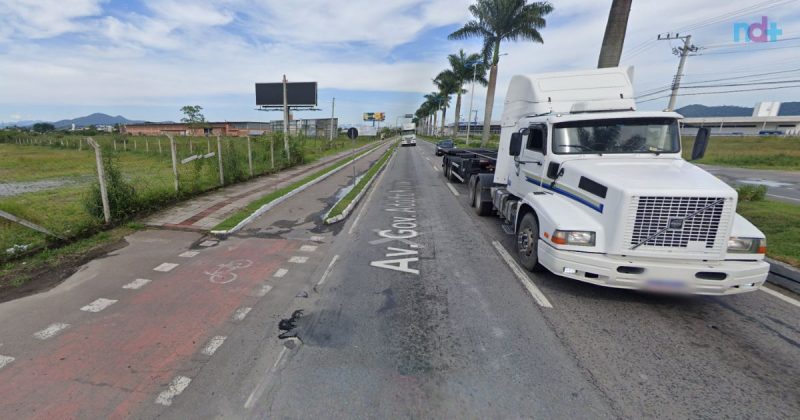 Imagem do google street view mostra avenida onde colega foi atropelado durante fuga em Itajaí