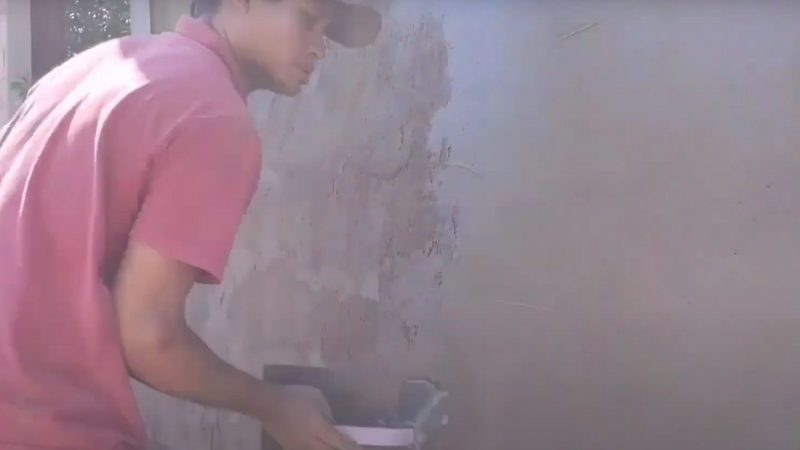 Construtor mostra como realizar reboco rapidamente – Foto: Pedreiro Gilvan Francisco/Divulga&ccedil;&atilde;o/ND