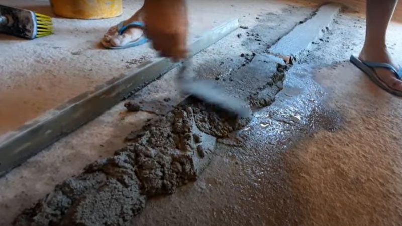 Na foto, pedreiro alinha cimento