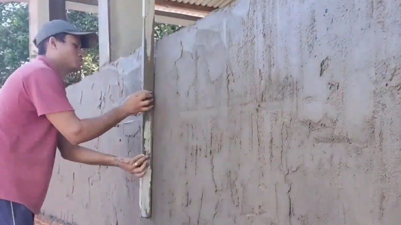 Pedreiro mostra como aplicar técnica