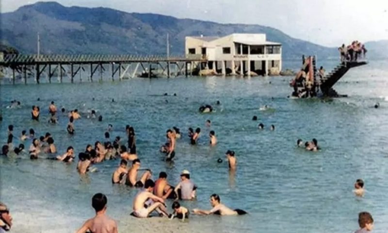 Movimento na praia da Saudade, uma das praias de destaque em Coqueiros, entre as décadas de 1960 e 1970