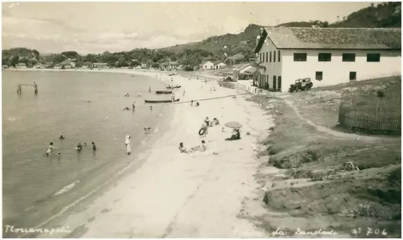 Registro histórico da praia da Saudade, uma das praias de destaque em Coqueiros, entre as décadas de 1960 e 1970