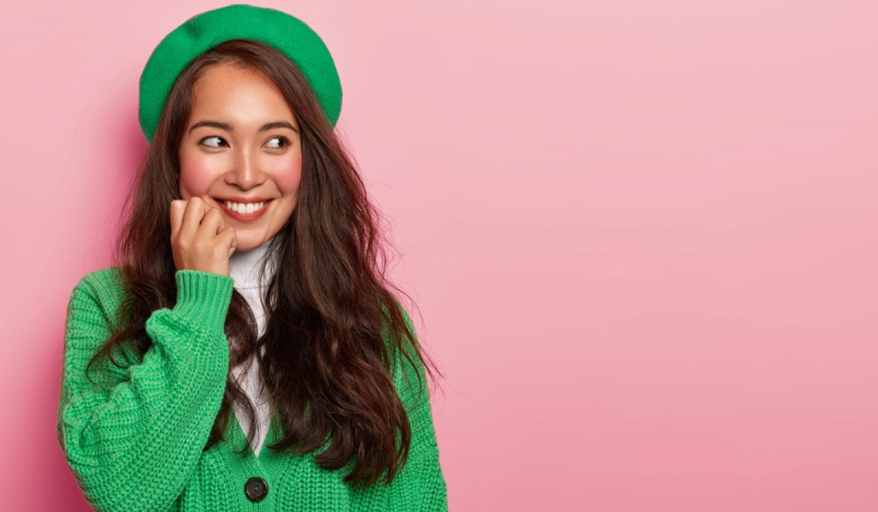 Imagem de mulher para matéria sobre uso de verde no Natal se gera gravidez