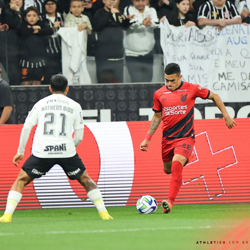 Matheus Bidu, do Corinthians, marca o jogador do Athletico-PR