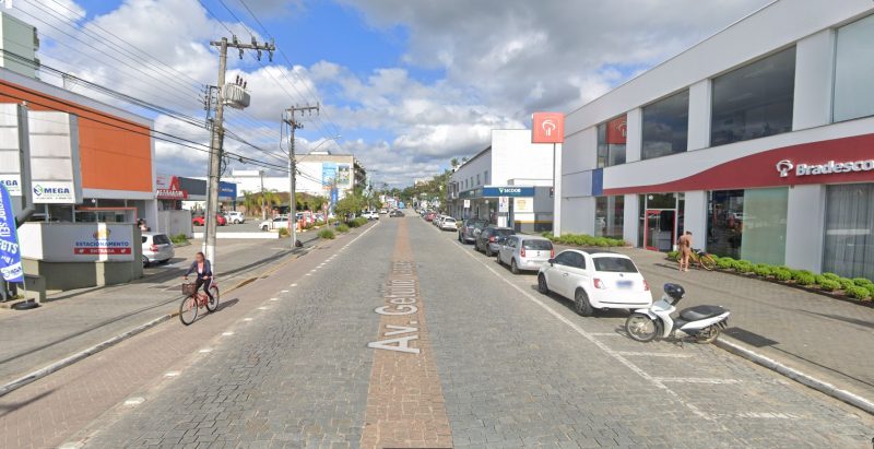 Infratores fugiram pela rua Blumenau