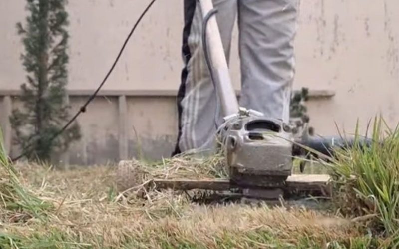 Visão frontal de um cortador de grama feito com uma esmerilhadeira