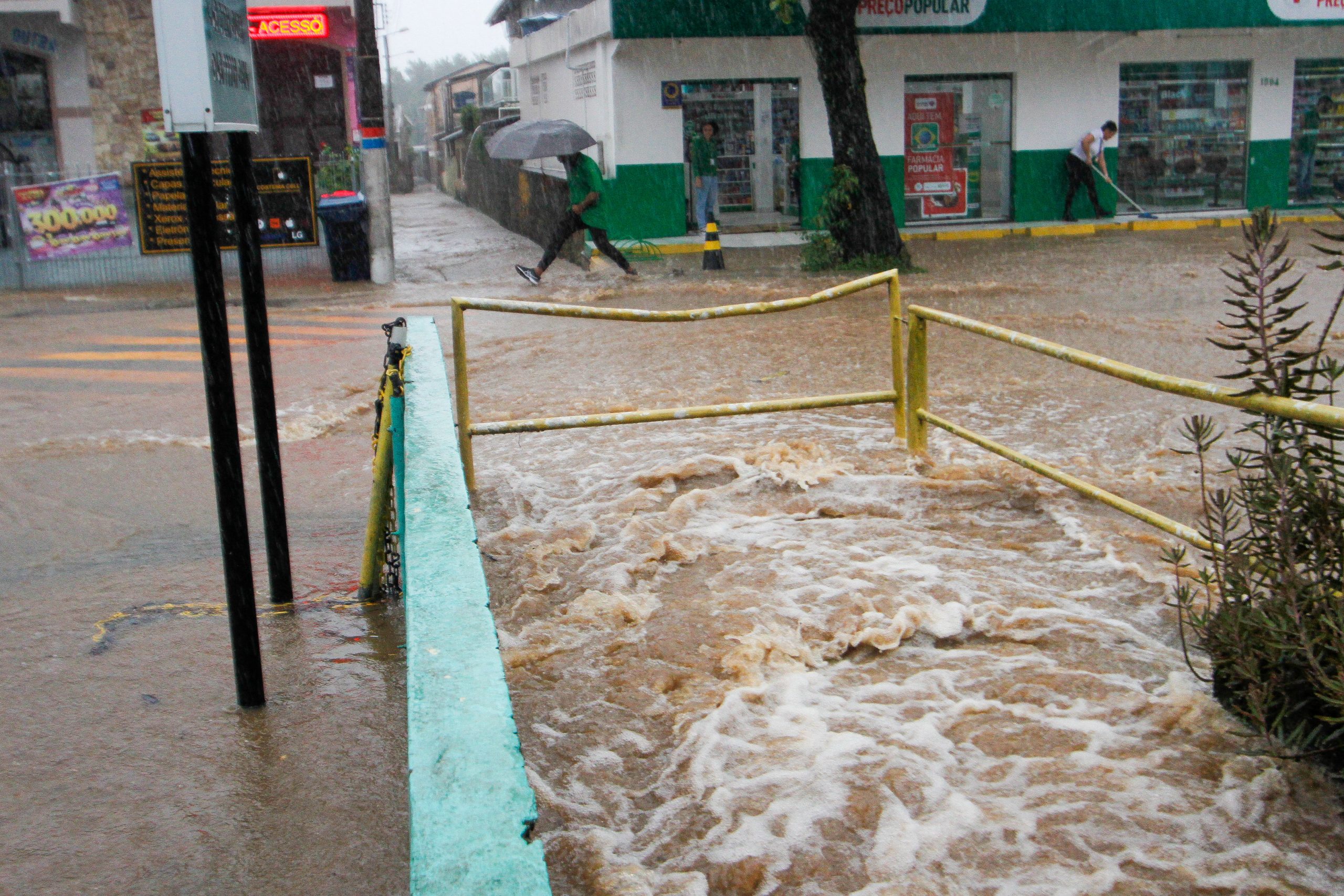 Tempestade em Colniza faz rio transbordar e alagar zona rural