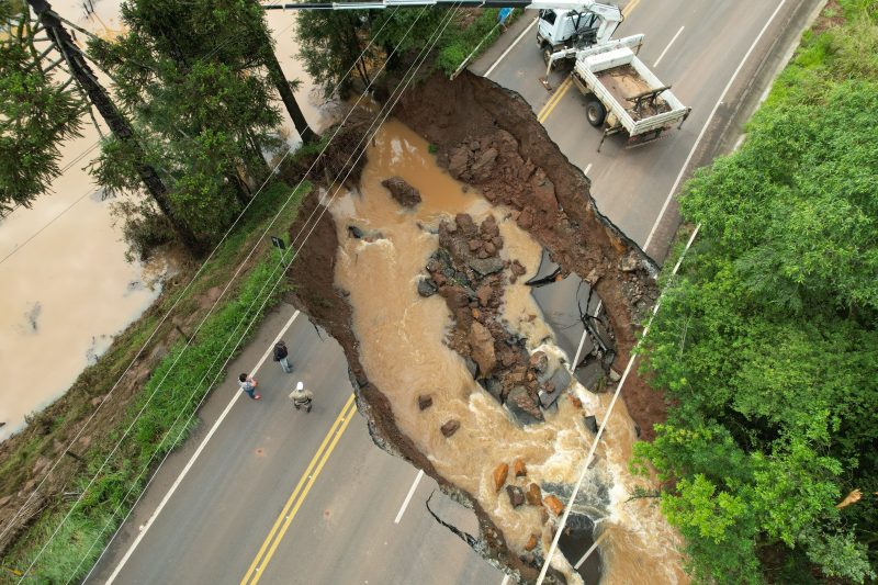 Asfalto cedeu por conta da for&ccedil;a das chuvas – Foto: Reprodu&ccedil;&atilde;o