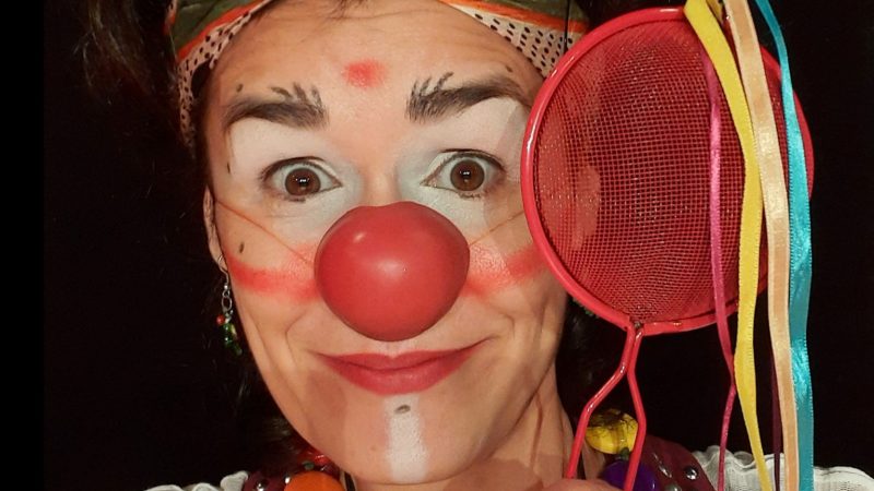 Imagem destaca o rosto da palhaça Lynda Collapso que faz parte da agenda cultural do final de semana em Florianópolis