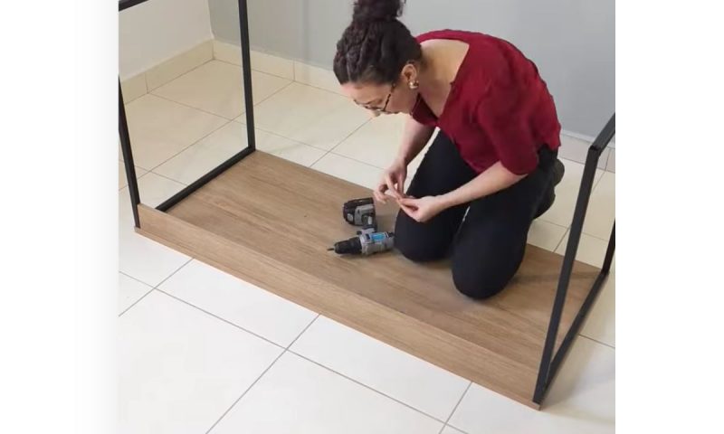 Decoradora monta mesa que vai fazer parte da decoração do ambiente home office