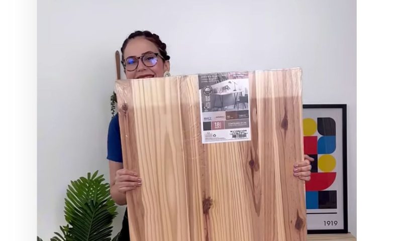Decoradora mostra madeira que vai ser utilizada em seu trabalho