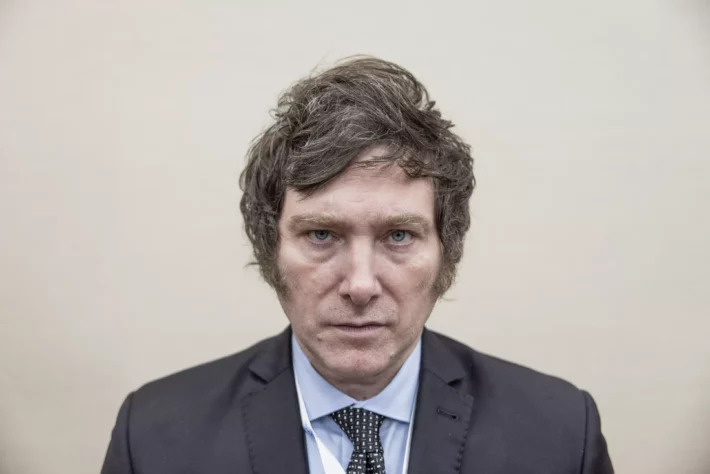 Defensor da venda de órgãos e fim do comércio com Brasil, Javier Milei assume poder na Argentina