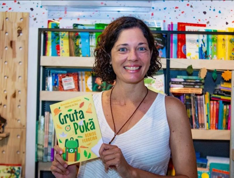 Escritora catarinense Denise Ferreira estar&aacute; no Festival Liter&aacute;rio da UFSC para autografar seu livro “Gruta Pok&atilde; Manezinhos em Aventura – Ribeir&atilde;o da Ilha” – Foto: Divulga&ccedil;&atilde;o