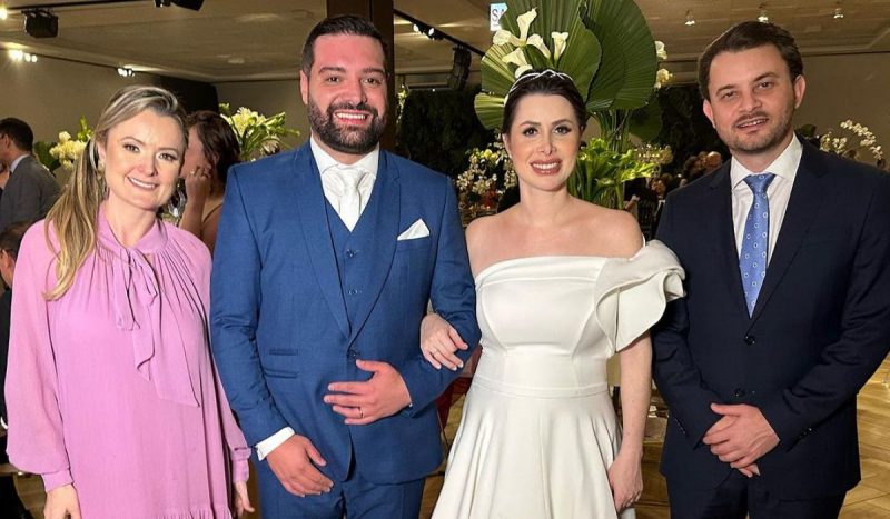 Foto publicada pela deputada federal Júlia Zanatta mostra o casal ao lado de Caroline de Toni e o marido