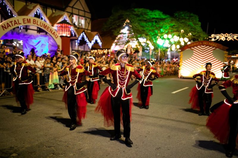 Desfile de Natal ocorre na rua Alberto Stein e altera o trânsito na cidade