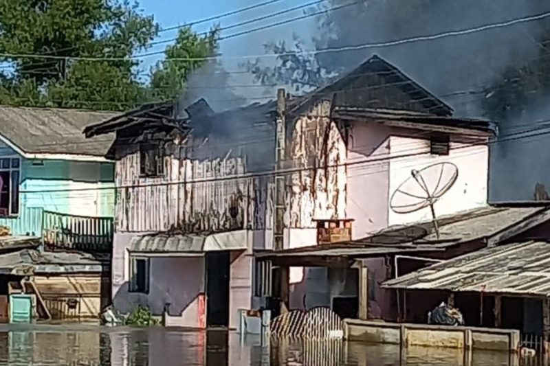 Incêndio atingiu casa em Três Barras