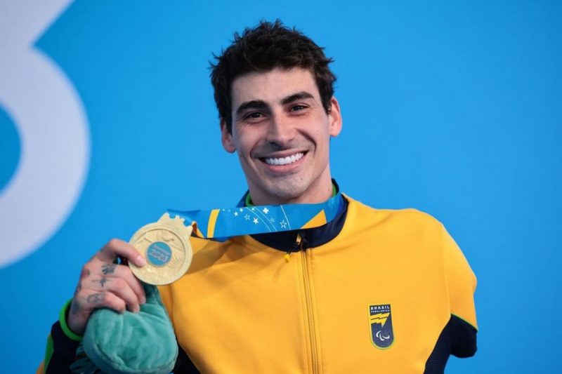 Nadador joinvilense Talisson Glock com o ouro nos 100 metros livre