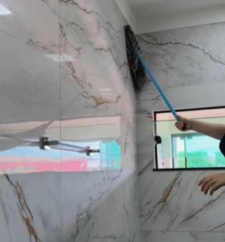 Disinfecting wipe for tiles.  Make your bathroom cleaning more efficient by wiping down your tiles with a disinfecting wipe.  - Reproduction/@biancapazetti/ND