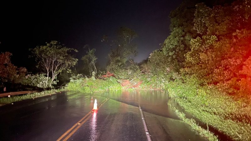Deslizamento na SC-480, em Chapecó. Outras rodovias estaduais também registraram ocorrências após as chuvas