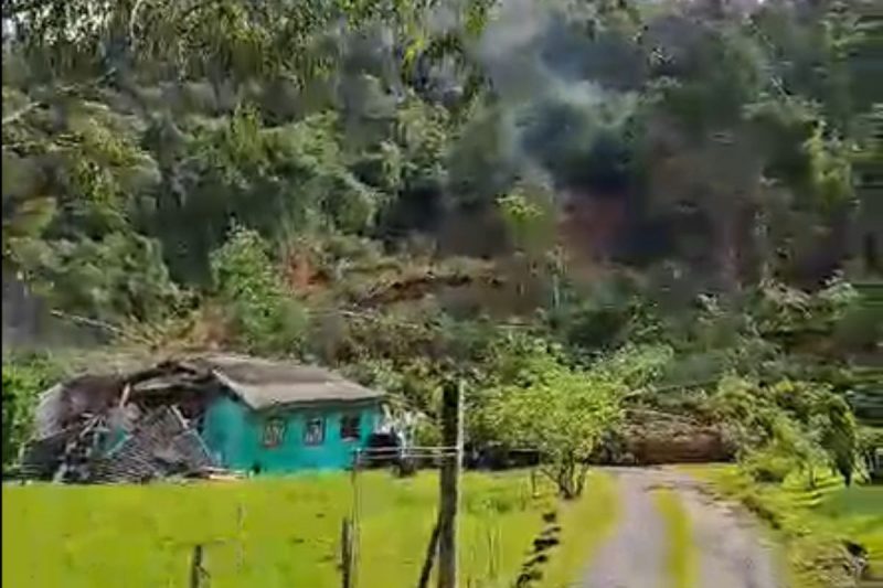 Deslizamento de terra aconteceu em Porto Vitória (PR)