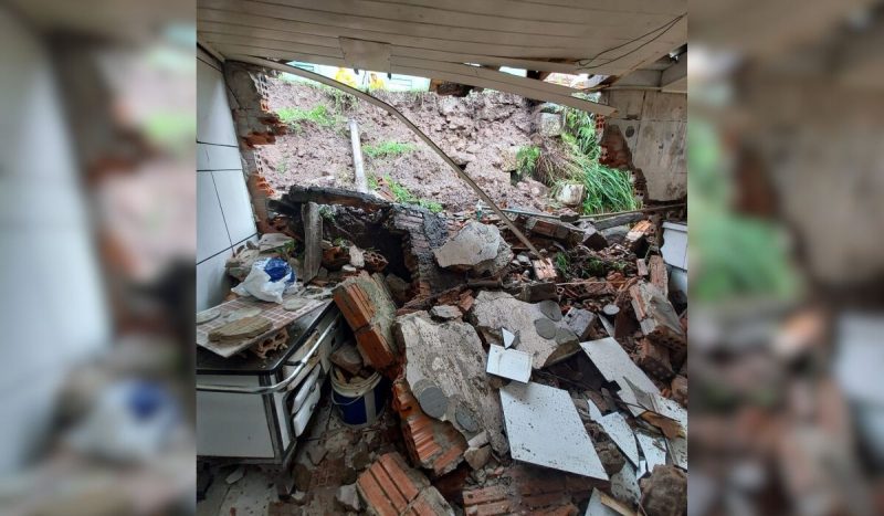 Deslizamento de terra destrói cozinha e invade casa em Lages