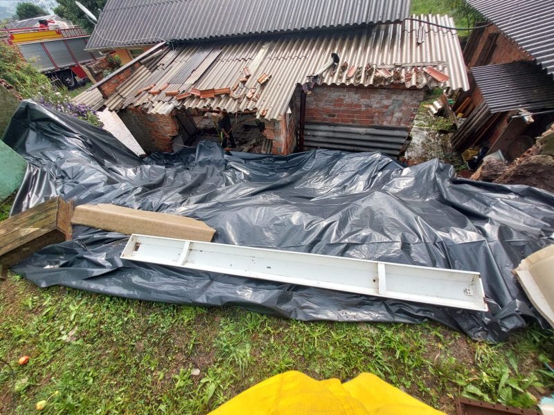 Deslizamento de terra destrói cozinha e invade casa em Lages