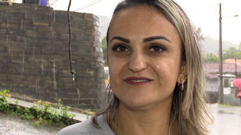 Andreia buscou dono da carteira logo após localizá-la. 