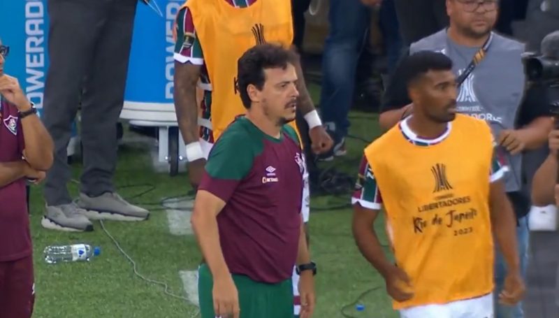Diniz em meio a jogadores do Fluminense
