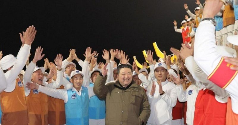 Kim e funcion&aacute;rios da Diretoria Nacional de Aeron&aacute;utica e Tecnologia Espacial comemoram o lan&ccedil;amento – Foto: KCNA/Divulga&ccedil;&atilde;o/ND