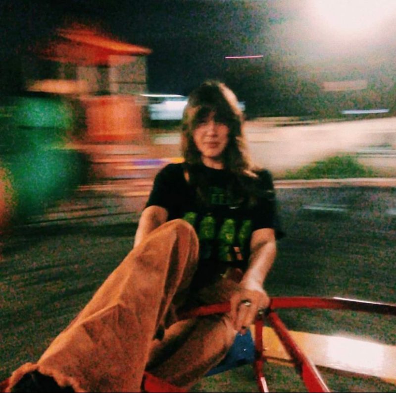 cantora Drya está em um brinquedo de parque infantil. Ela é atração do festival Abapowood, em Joinville