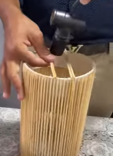 Passo a passo de como fazer luminárias com palitos de churrasco - Foto: GirlanGuedes/Divulgação/ND