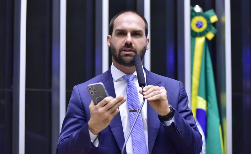 Eduardo Bolsonaro no parlamento discursando