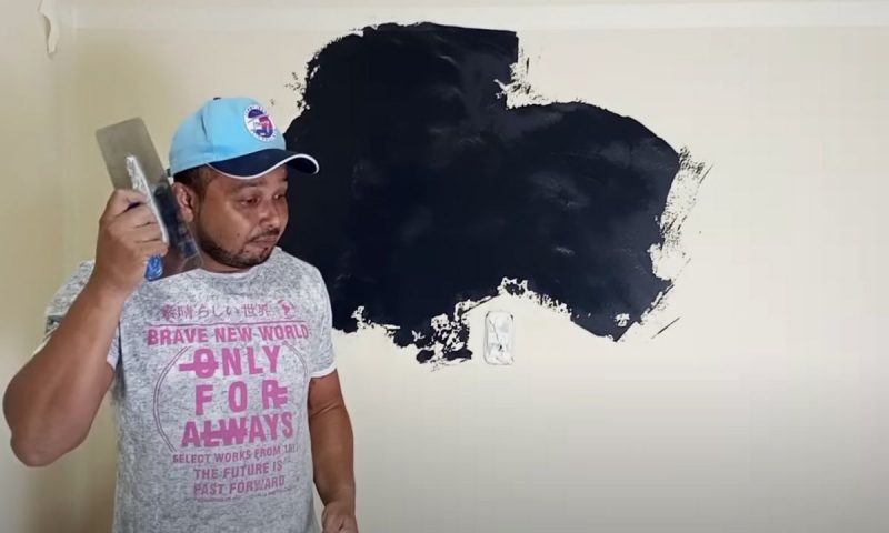 Pedreiro mostra como fazer efeito mármore em parede comum