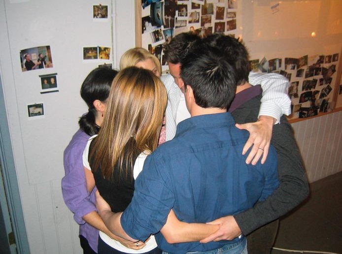 Elenco de Friends, com Matthew Perry, abraçado