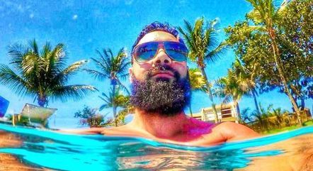 Empresário em foto na piscina