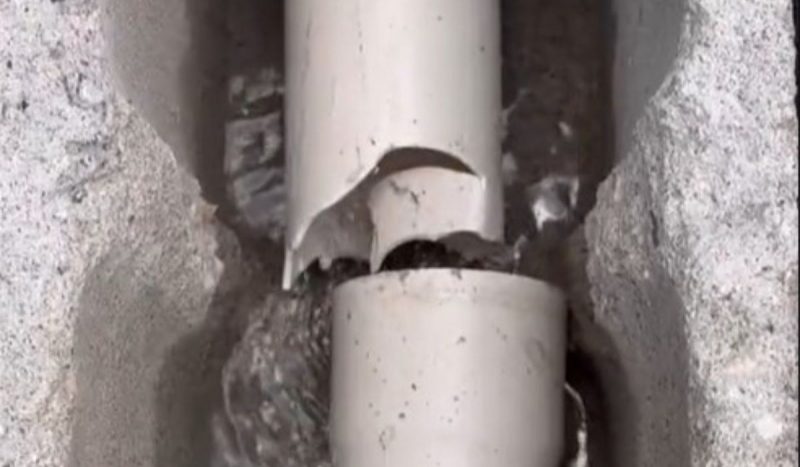 Encanador faz invenção do século e cria nova ferramenta para consertar cano rompido