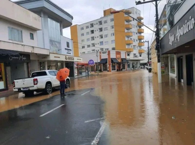 Inundação da rua Presidente Nereu, no Centro de Ituporanga.