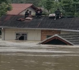 Pessoas ilhadas foram resgatadas por helicóptero nesta sexta-feira (17) em Trombudo Central 