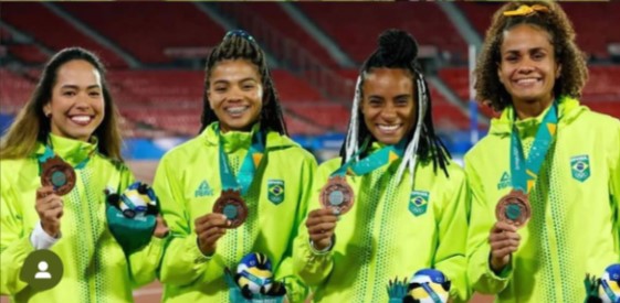 Seleção brasileira feminina que conquistou bronze no revezamento 4x400 no Pan-Americano 2023