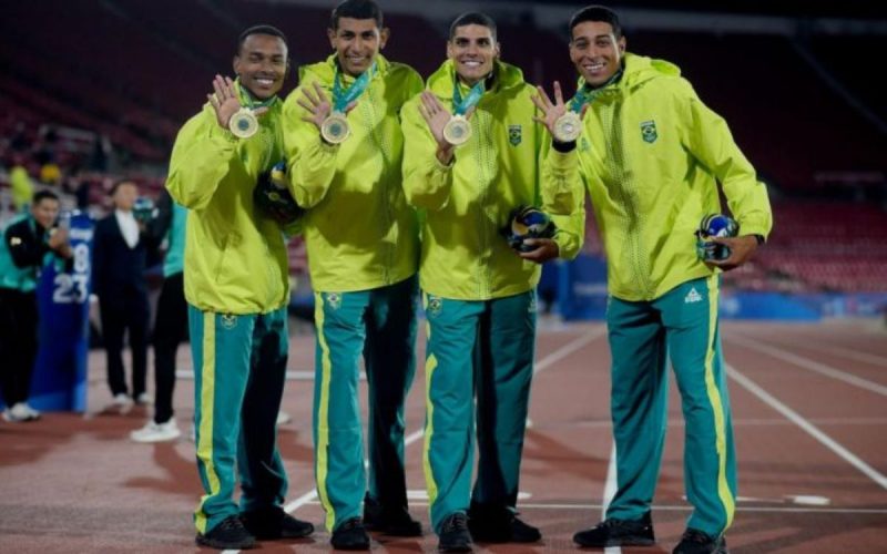 Seleção masculina que conquistou o ouro no revezamento 4x400 no Pan-Americano 2023