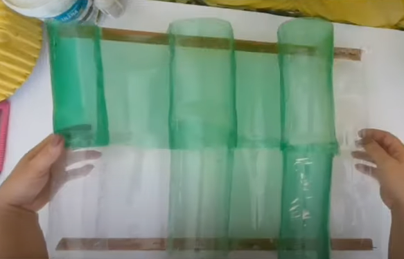 Ao fazer um telhado para hortas, Marcia utiliza material sustent&aacute;vel – Foto: MarciaCris/Divulga&ccedil;&atilde;o/ND