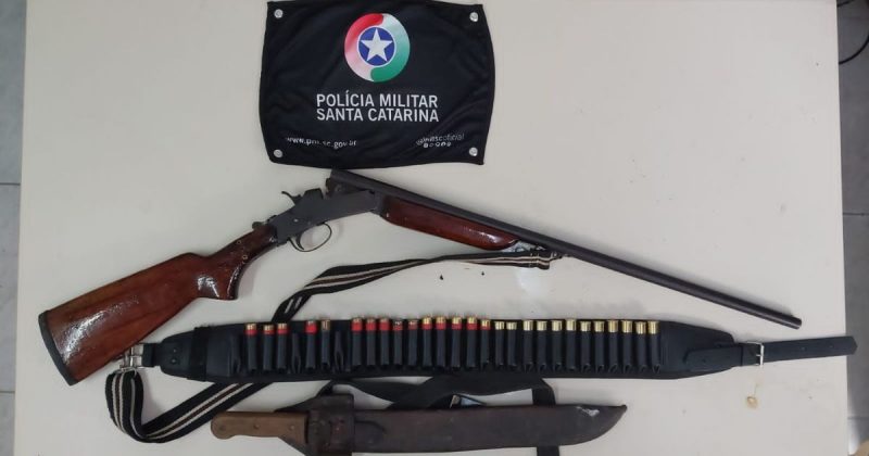 Espingarda apreendida pela PM; suspeita é de que o idoso utilizada a arma para caça ilegal