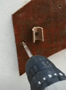 Pedreiro ensina a como fazer um organizador de vassouras gastando pouco - Foto: Primosafo/Divulgação/ND